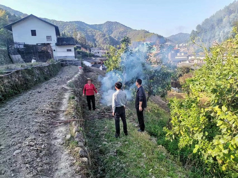 图为专项督查组到西河镇某村对野外火源管控、露天焚烧秸秆、森林防火宣传教育等情况进行监督检查.jpg